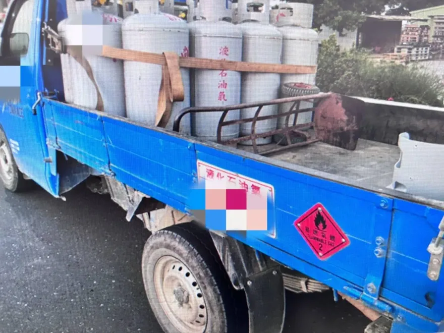 影/台南女騎士遭瓦斯車撞飛命危！肇逃司機到案扯「被追撞」　家屬怒究責