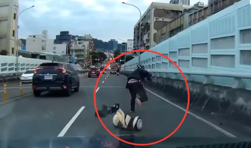 影/狂男騎平衡車怒砸機車恐嚇騎士　橋上耍帥慘摔後譙警狼狽遭逮