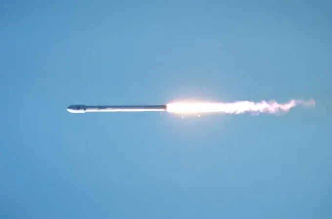 影/最新震撼影片流出！高雄民眾目睹疑「衛星火箭」從頭頂飛過