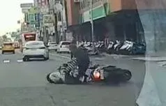 影/這麼急？他停車驚見「身邊一道光」掠過　竟是莽男騎士闖紅燈撞倒阿公