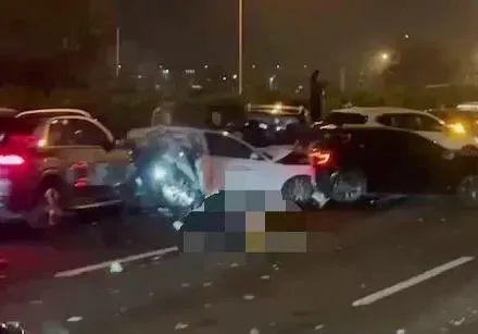 快訊/國1雲林系統「7車追撞」！5人輕重傷1男「遭拋飛重摔車道」