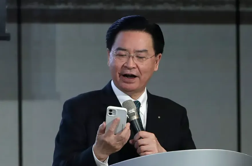 外媒超傻眼！吳釗燮國際記者會收國家級警報　瞎喊衛星飛「越南上空」That's okay！