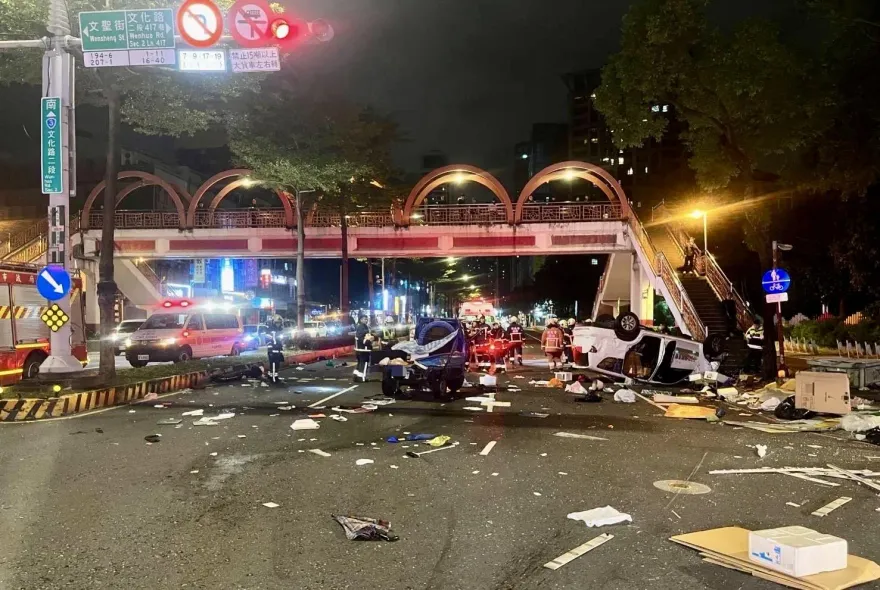 快訊/撞擊瞬間曝！新北板橋2車擦撞翻車　2駕駛受傷