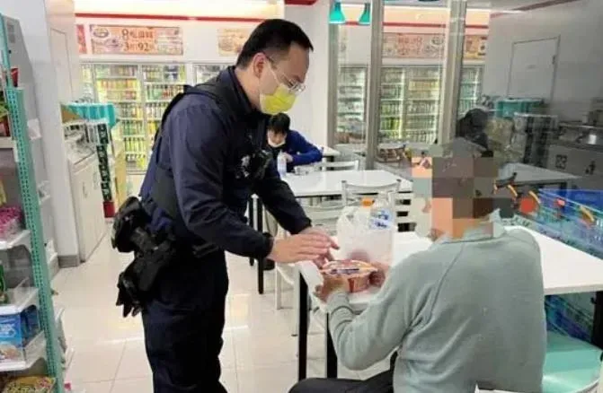 溪湖男受凍癱坐馬路邊！警方即刻救援…附送暖心牛肉麵