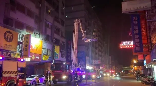 影/台中公寓電線走火竄煙！48歲獨居女倒雜物間不治　身旁貓咪們相伴