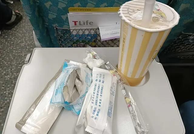 高鐵打翻飲料！她巧逢人生低潮邊哭邊擦...乘客伸援手讓她感動