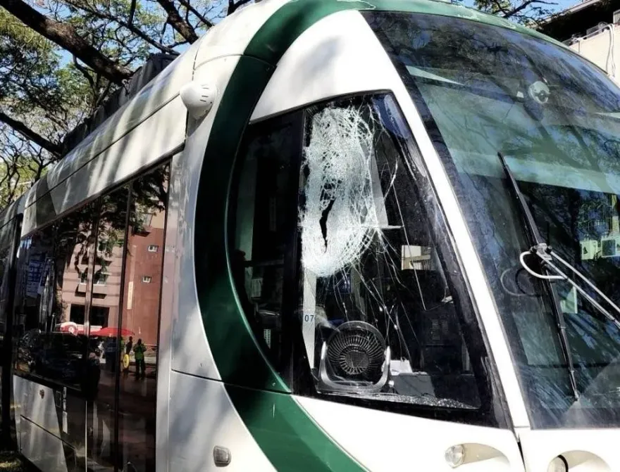 快訊/高雄輕軌被大卡車撞！車窗破碎、列車無法動　高捷公司回應了
