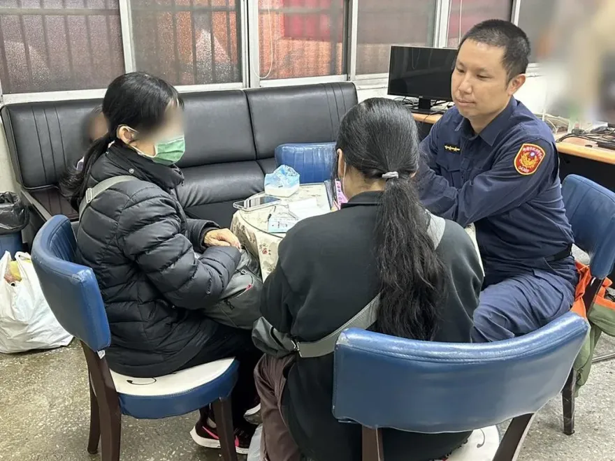無聲的溫暖！中壢警「手語專長」助聽障婦找回手機　洋蔥藏在雙手