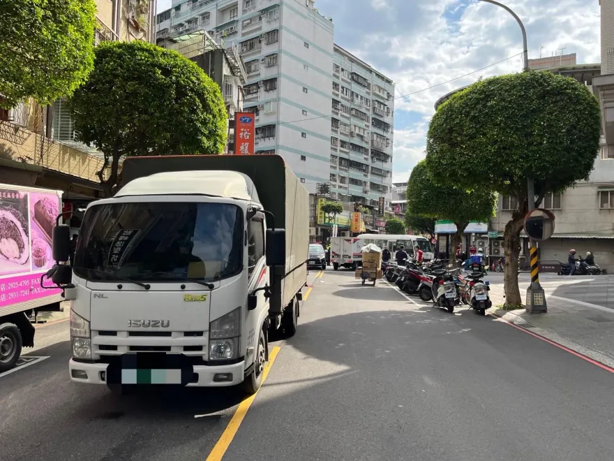影/永和驚悚爆頭車禍！撿回收物阿伯突暈眩仰倒路中　小貨車來不及閃當場輾過