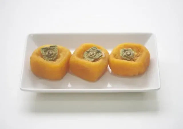 50歲男連吃10個「柿餅」腹脹半個月　就醫一看嚇壞「差點腸穿孔！」