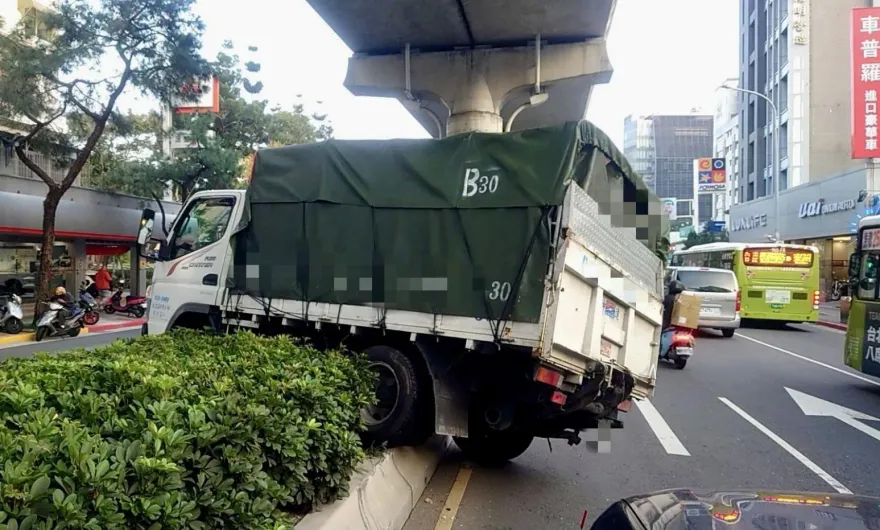 快訊/撞擊瞬間曝！北市內湖貨車失控大迴轉　自撞騎上分隔島