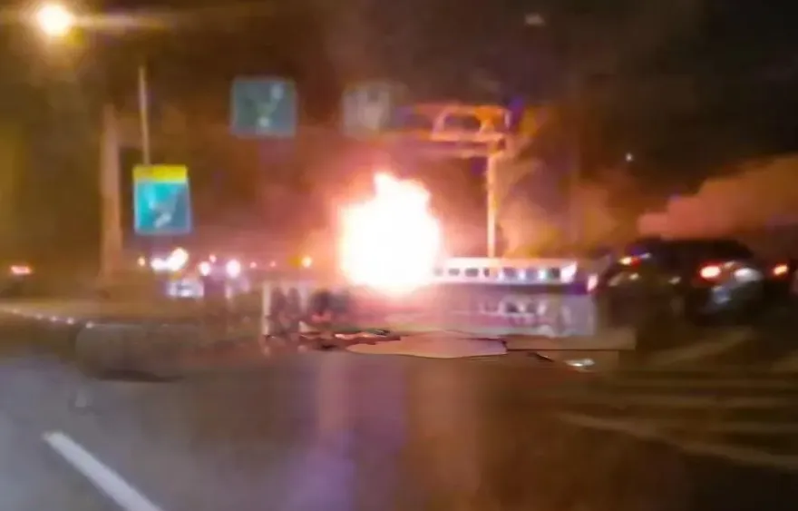 快訊/國道2號路肩驚傳火燒車！遊覽車「燃成一團火球」　無傷亡車慘剩骨架