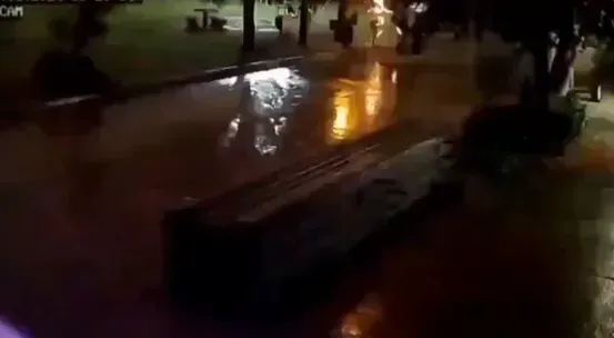 驚悚片！阿根廷男躲雨「突遭雷劈」竄火光倒地　命大沒死