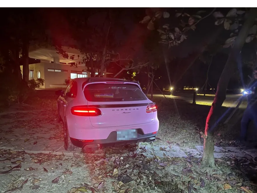 影/這款朋友！高雄2男「借粉紅超跑」拉風開　衝進草叢竟落跑…下場慘了