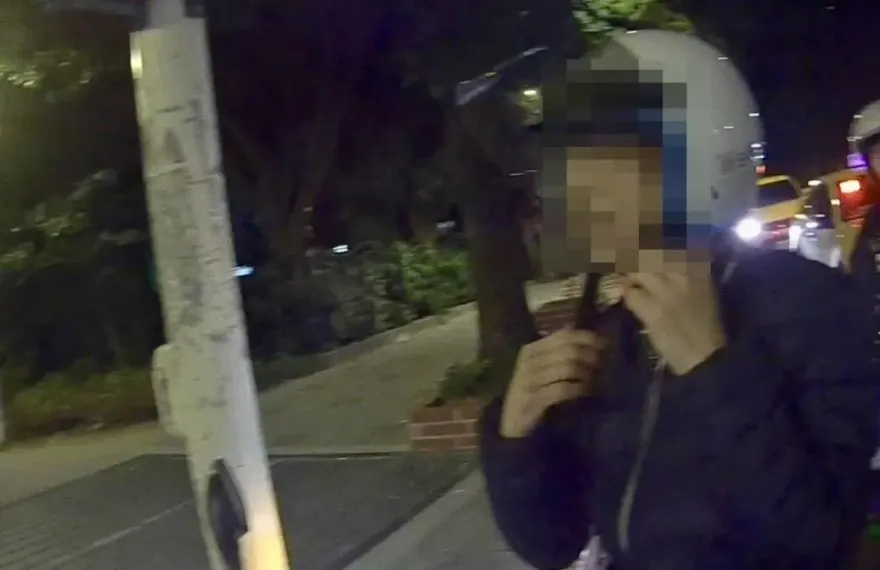 影/騎共享機車安全帽未扣遭攔查　男子口袋掏出小夾鏈袋下場慘了