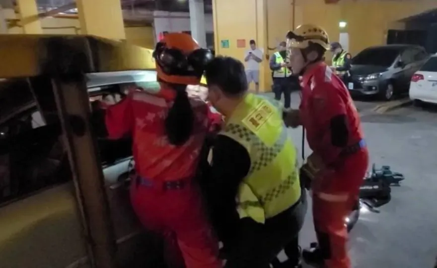 影/夾頭驚悚畫面曝光！台中女「探頭踩油門」慘遭機械車位夾死