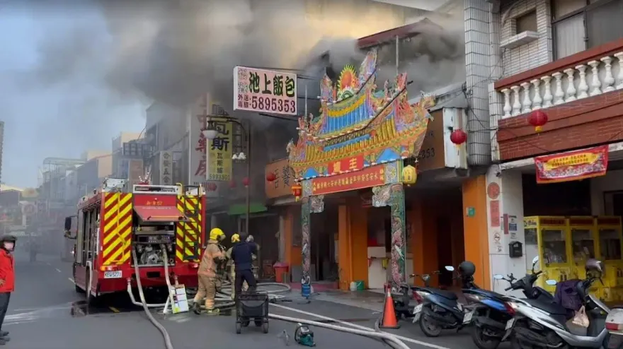 影/火攻台南知名連鎖便當店！透天厝竄出大量濃煙　2側住戶急疏散