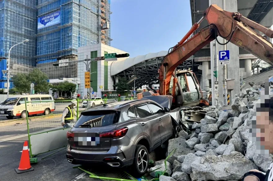 快訊/三重休旅車衝入路邊工地圍籬　自撞路邊挖土機車頭全毀
