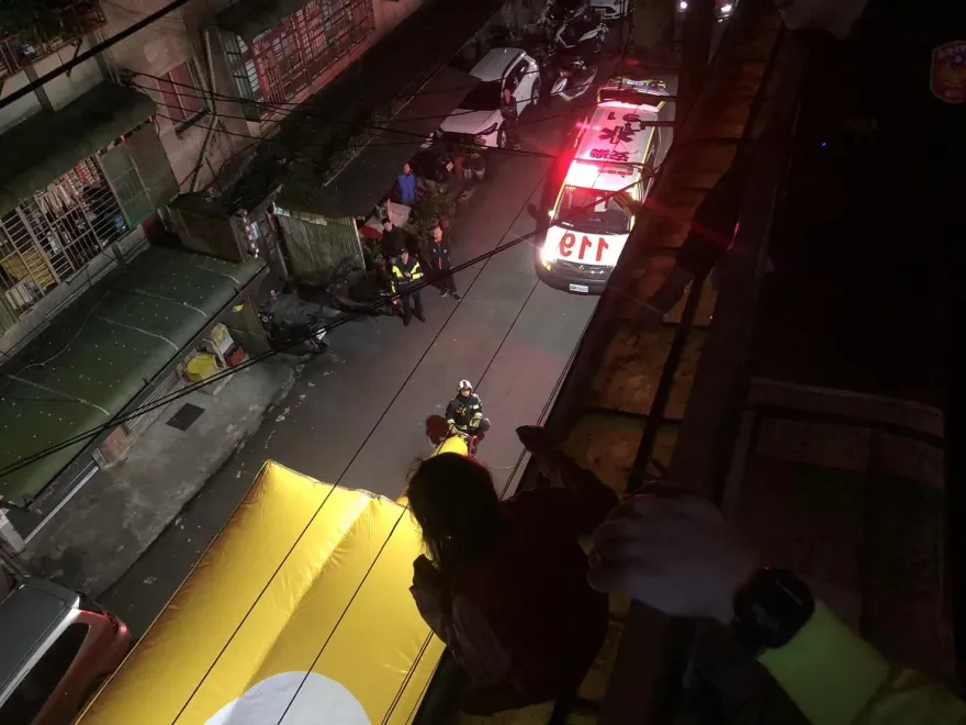 基隆女心情不佳跨坐4樓陽台　警消急鋪氣墊破門搶救