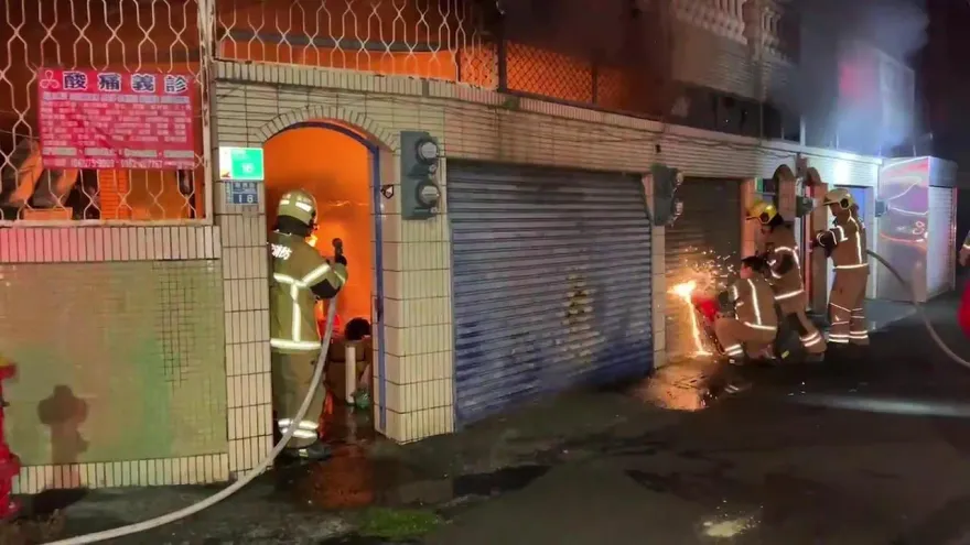 影/台南透天厝深夜惡火！屋主受困「有汽油味」　警疑縱火「失蹤妻」找到了