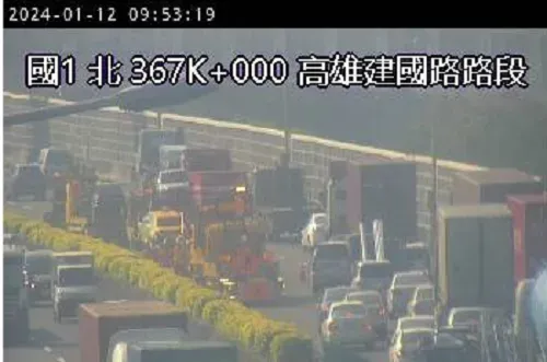 快訊/上班注意！國1南向高雄建國段4車追撞　占用2車道現場塞爆