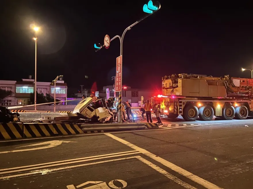 影/死亡車禍！台61線西濱拖板車撞砂石車　「車頭秒變廢鐵」駕駛搶救不治