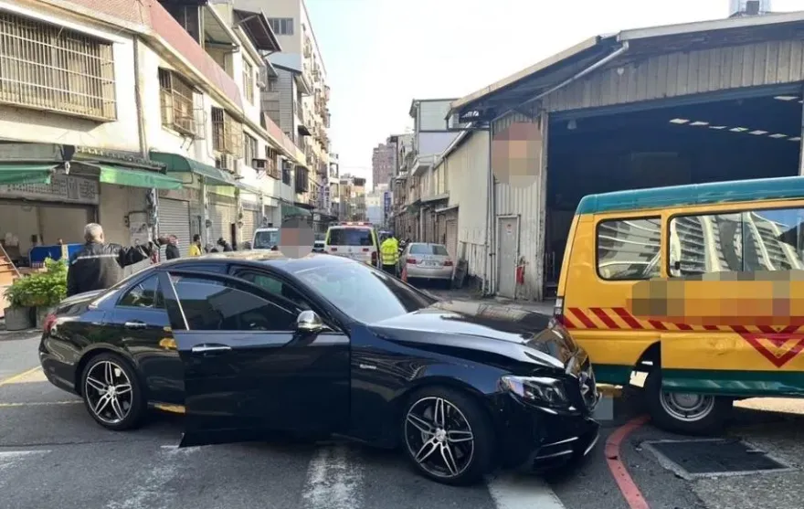 中壢娃娃車閃賓士撞屋柱！老師與2女童送醫　警：兩車都沒禮讓