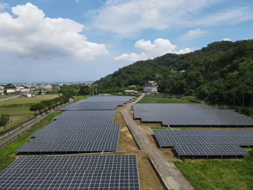 經濟部提高綠電占比並開徵碳費　綠石全球能源基金成焦點