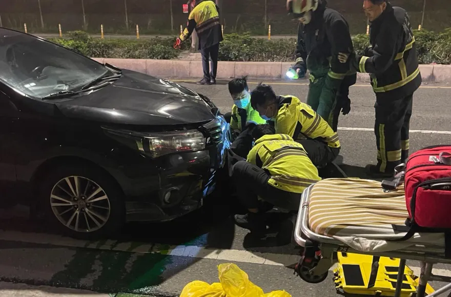 扯！新北女開車「調整隱形眼鏡」　騎士慘遭追撞受困車底…機車燒成廢鐵