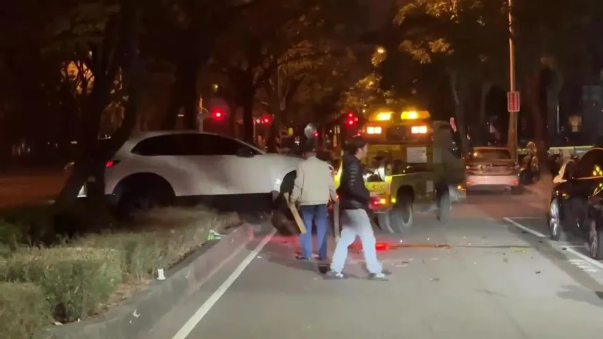 影/翻滾吧馬自達！台中女酒駕自撞特斯拉翻車影像曝　門牙斷裂滿口血送醫