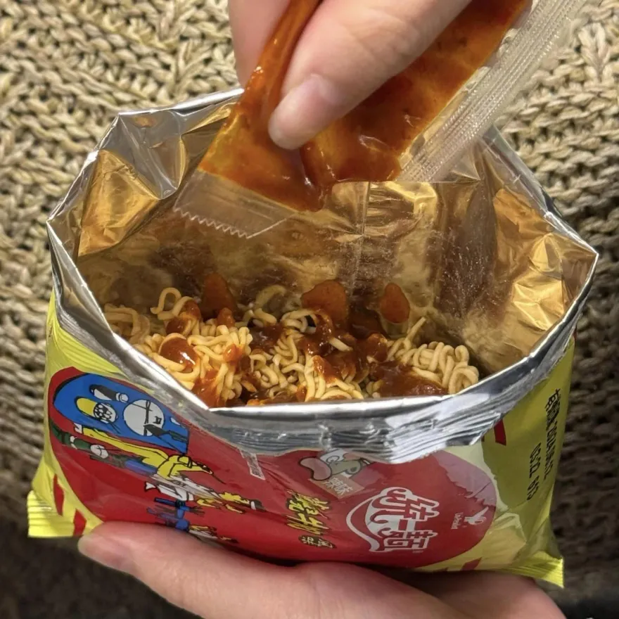 阿公教的隱藏版泡麵吃法！「乾吃+醬包」迸出新滋味　釣出一票網友贊聲