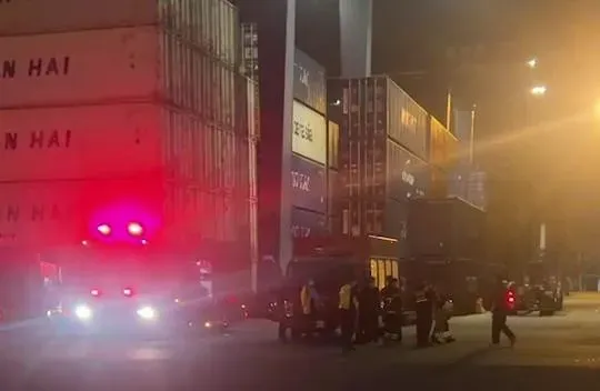 快訊/高雄港碼頭疑似「化骨水」氫氟酸外洩！警消封鎖檢測