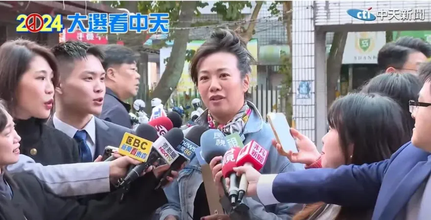影/吳欣盈戴「賀瓏小物」現身投票！嘆200萬人不能參與「民主不完整」