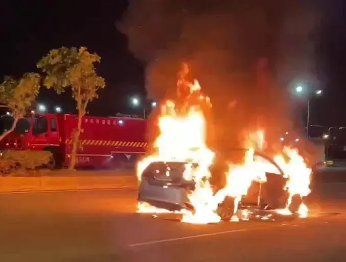 影/台中港火燒車！轎車遭追撞後起火　男駕駛逃出「頭髮燒焦坐在人行道」