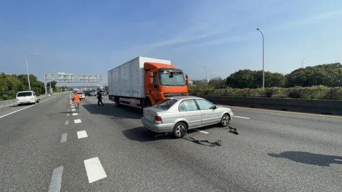 影/國道3寶害人！突變換車道「擠過來」　鄰車嚇到失控打橫...貨車慘追撞