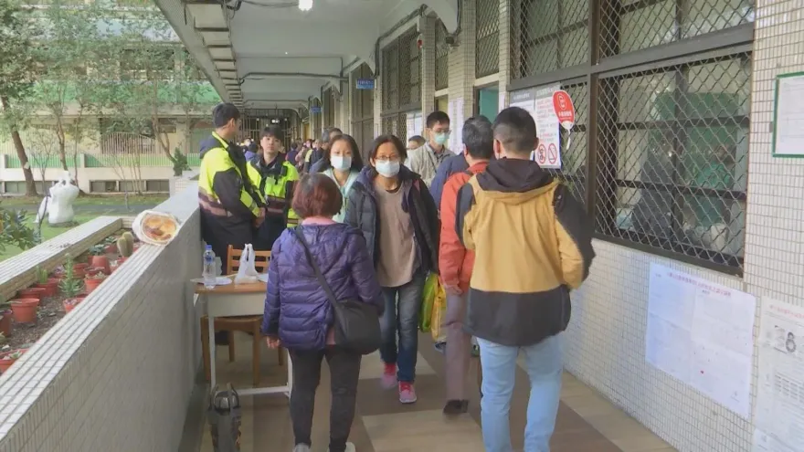慘了！阿嬤投票「一手拿選票、一手拿手機」被抓包　最高恐罰30萬