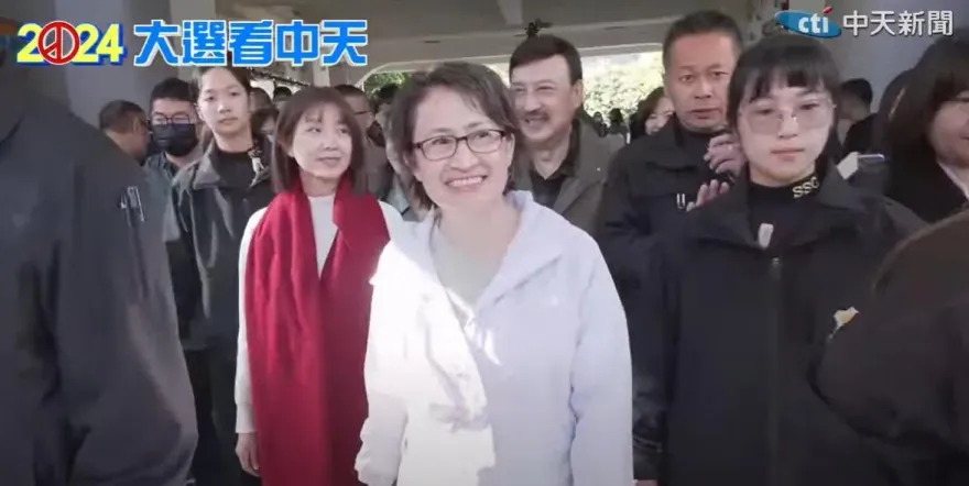 影/蕭美琴偕余天現身投票！一度忘帶身分證曝「心情緊張但有信心」