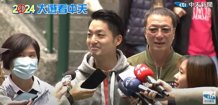 影/蔣萬安投票太太沒隨行？　「等我換班回家顧三位寶貝」