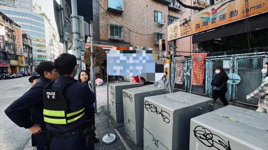 快訊/違反選罷法？北市鍾小平競選布條掛開票所門口惹抗議　警陪同主任管理員拆除