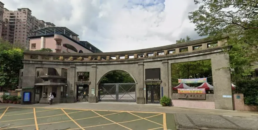 快訊/汐止婦投票竟「撕票」！理由：「沒有滿意的候選人」　永和男邊投票邊接手機