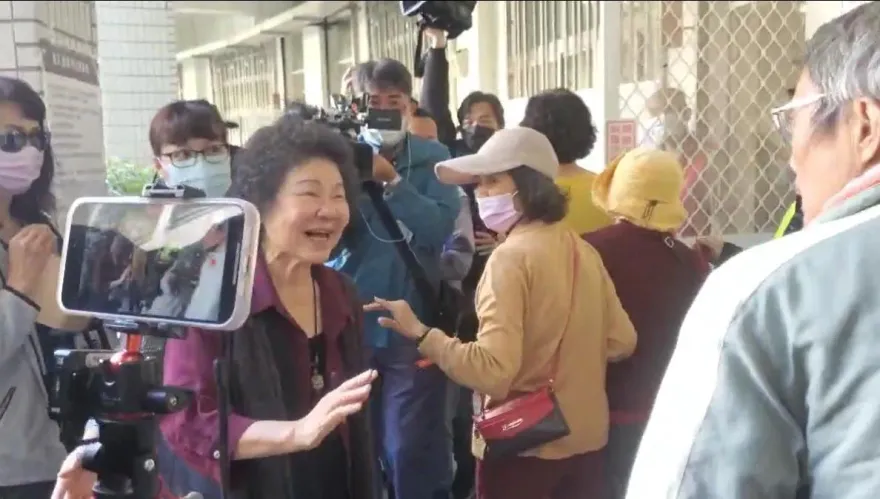 影/陳菊投票遭男子飆罵「死一死啦」！她笑臉迎人說「謝謝」