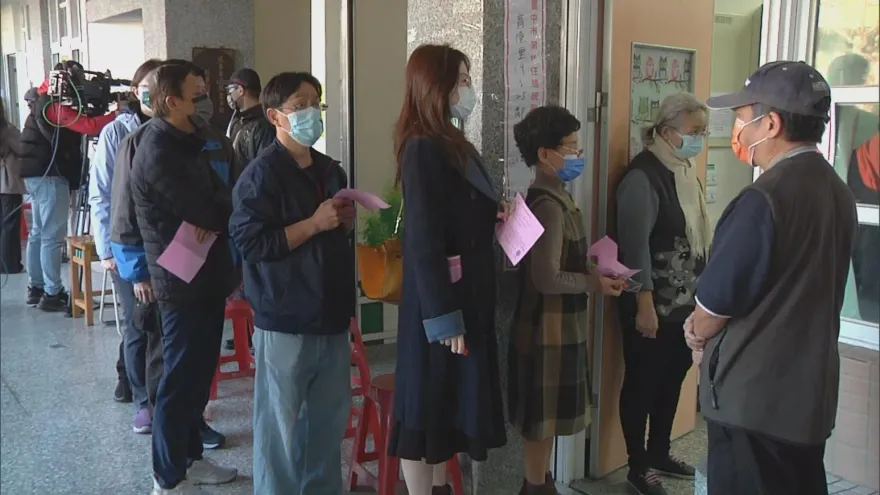 「蓋自己印章」慘成廢票！首投族正妹秒爆哭　網酸：低級錯誤