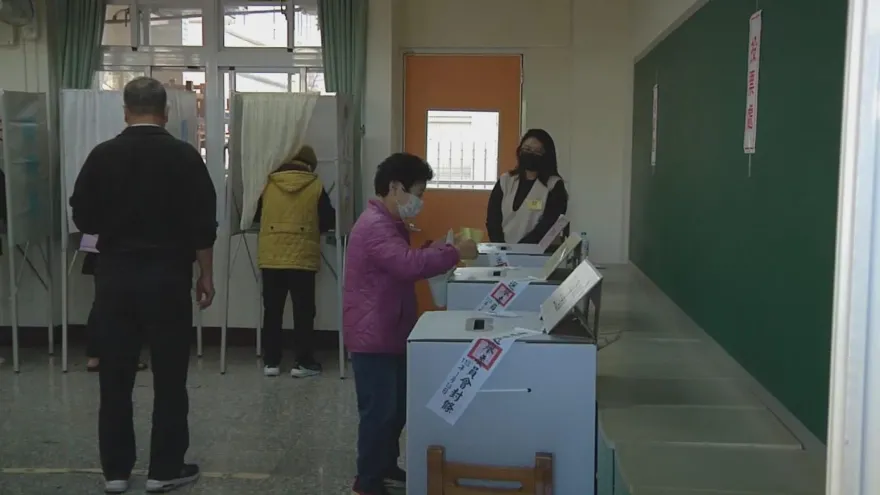 投票所搞烏龍！北屯選務人員給錯選票「妹子氣炸」　中選會證實了