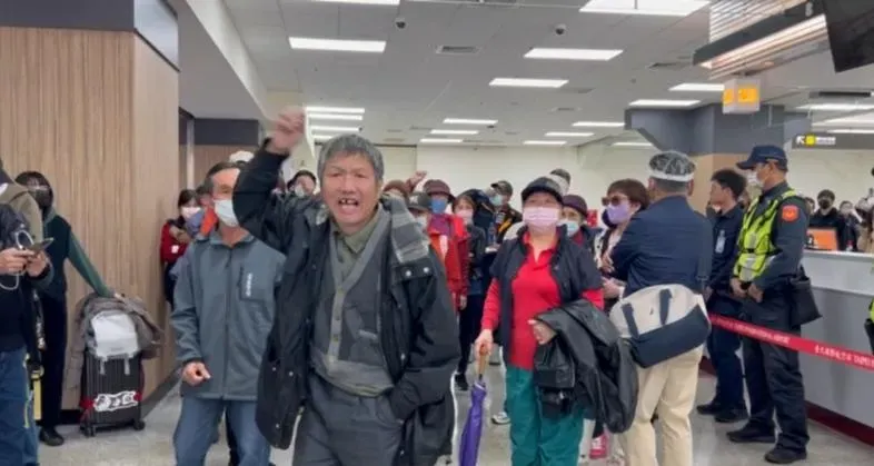 快訊/「我們要投票」！松機飛金門軍機突「不飛了」！民眾抗議剝奪投票權