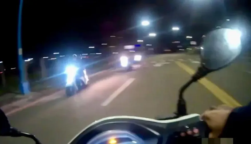 影/新北八里20車半夜狂飆競速　警逮5屁孩開出8萬8罰單