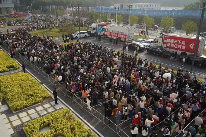 影/深圳首間Costco進駐！開幕首日吸千人湧入　精品包秒殺「最貴79萬元」