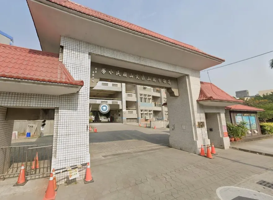 鳳山文山國小投開票所傳狀況！女志工身分遭質疑　拒交查驗證件最後自行離去