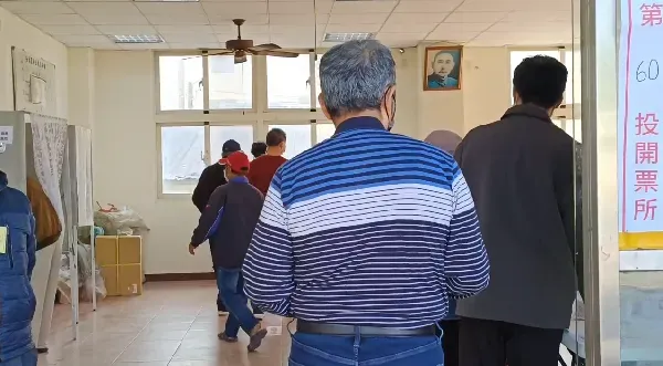 東摸西摸才出門投票…網問：如果4點還在排隊中可以投嗎？內行人給正解