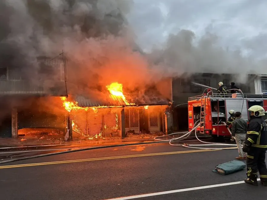 快訊/剛開票就著火了！台東池上鐵皮屋倉庫火警　火勢延燒5民宅