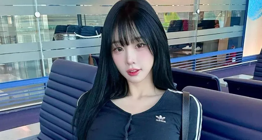 香氣四溢！南韓直播正妹穿膝上超短裙　信義區深V綁帶秀傲人曲線